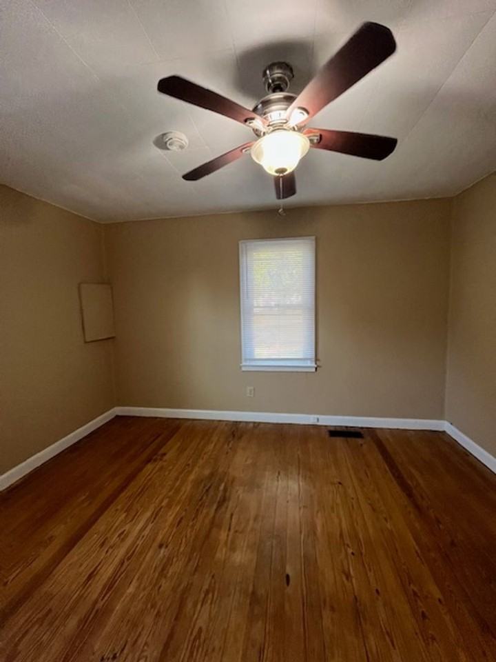 208 Clyde St - Photo 4 of 12