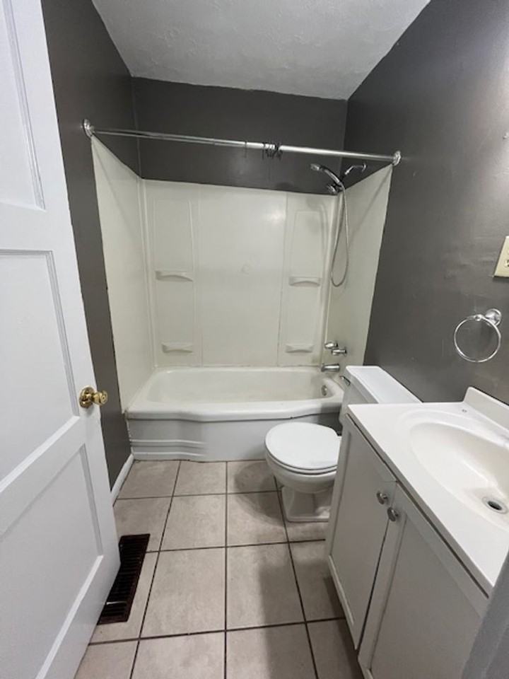 208 Clyde St - Photo 6 of 12