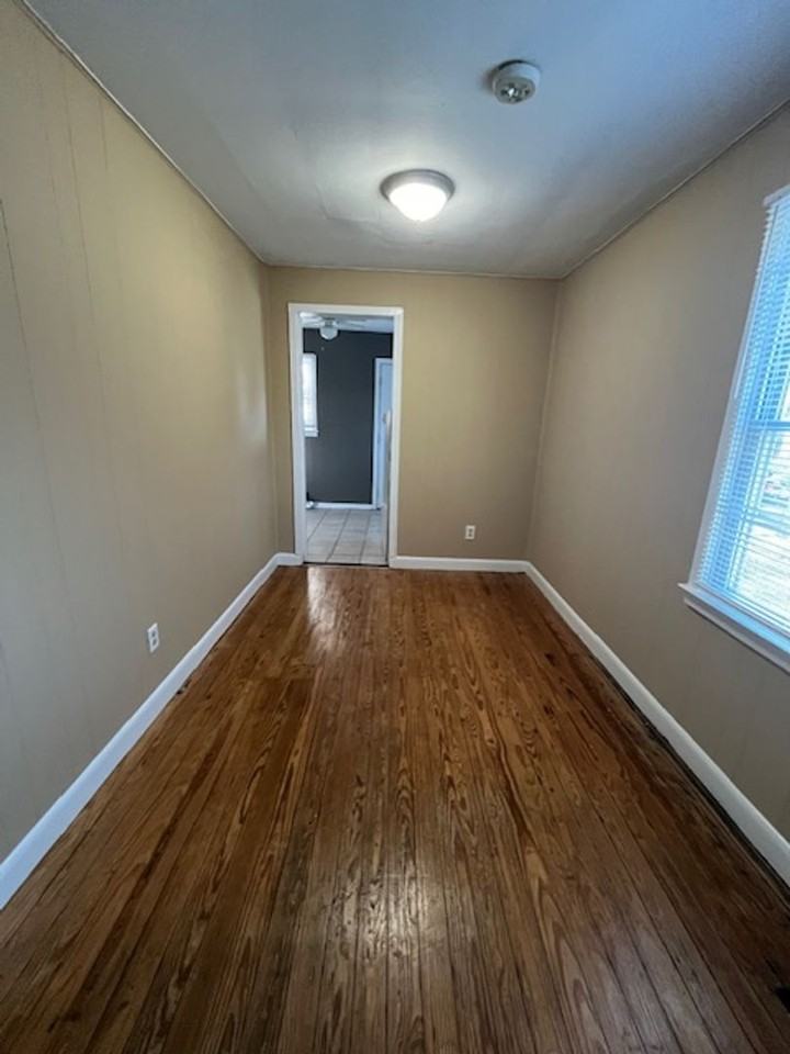 208 Clyde St - Photo 7 of 12