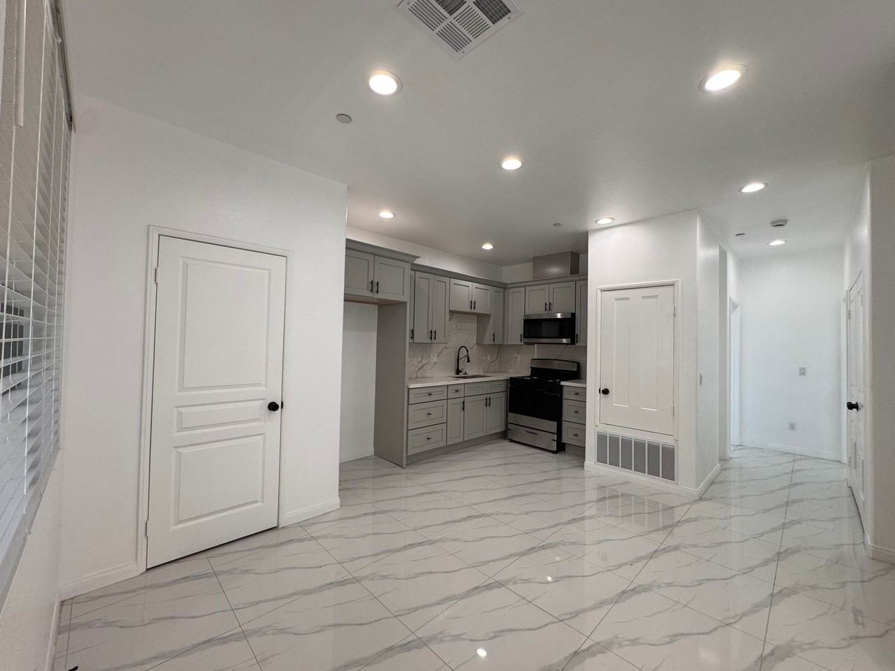 Newport Fontana - Photo 2 of 14