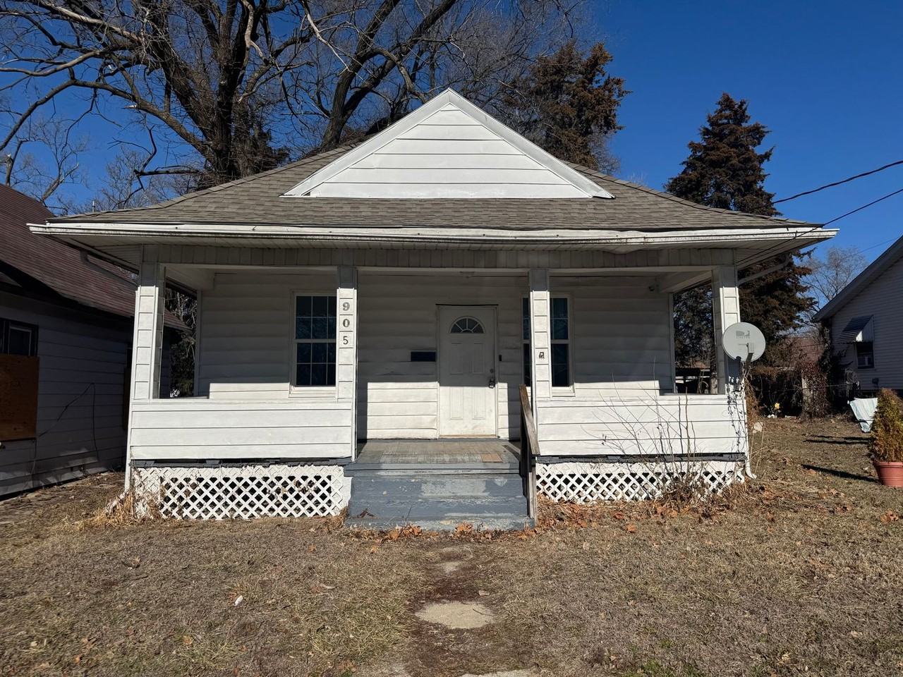 905 W Thrush Ave - Photo 2 of 16