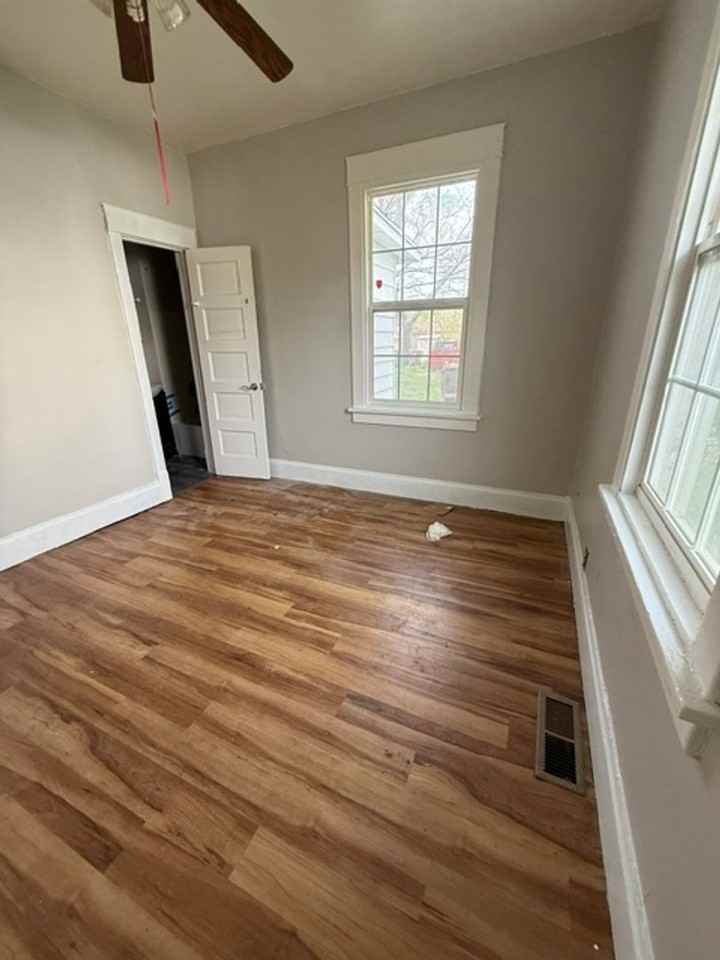905 W Thrush Ave - Photo 4 of 16