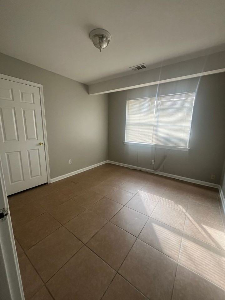 4016 Rhodes Ave - Photo 7 of 9