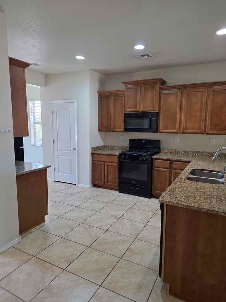 10915 Topacio St Nw - Photo 2 of 15