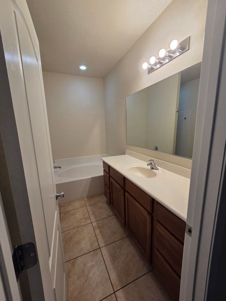 10915 Topacio St Nw - Photo 5 of 15
