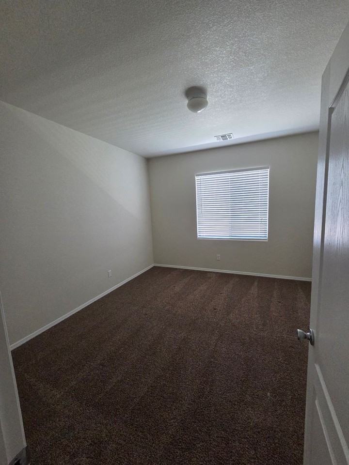 10915 Topacio St Nw - Photo 7 of 15