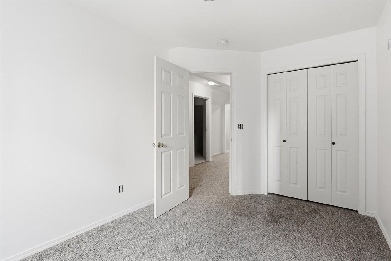 630 N Steele St - Photo 4 of 29