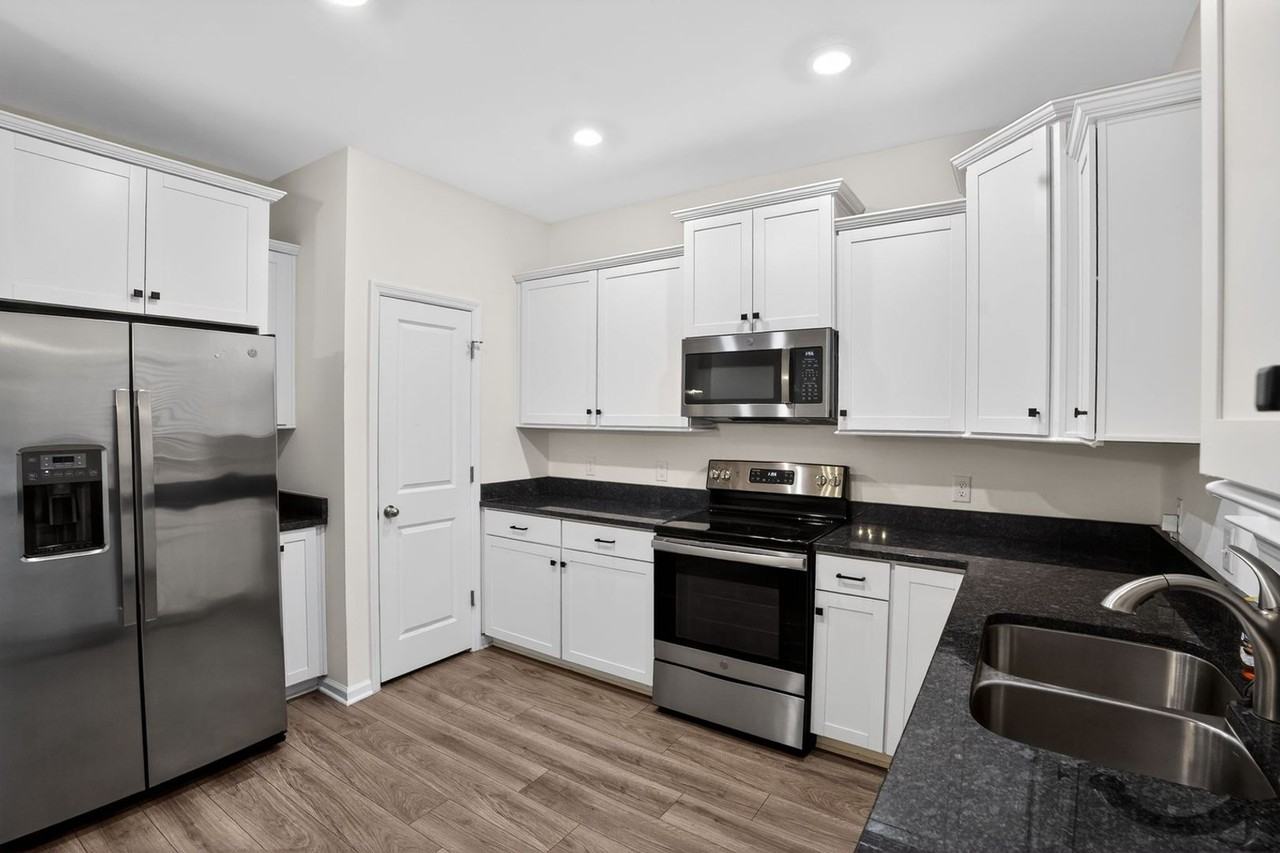 224 Swallowtail Ln - Photo 4 of 21