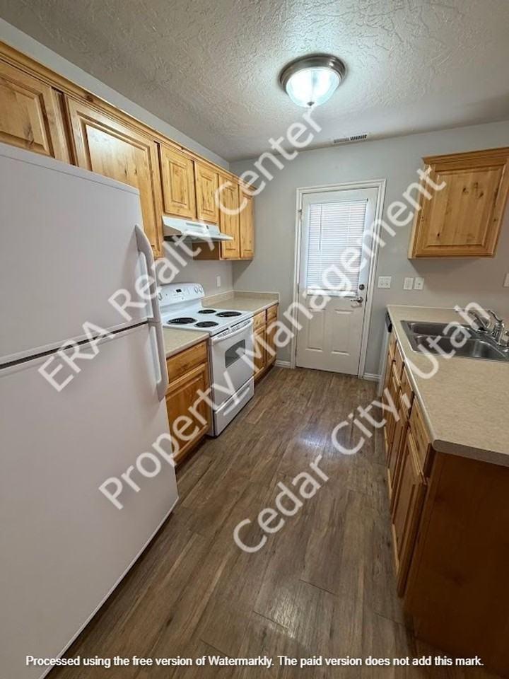 1237 N 650 W - Photo 5 of 16