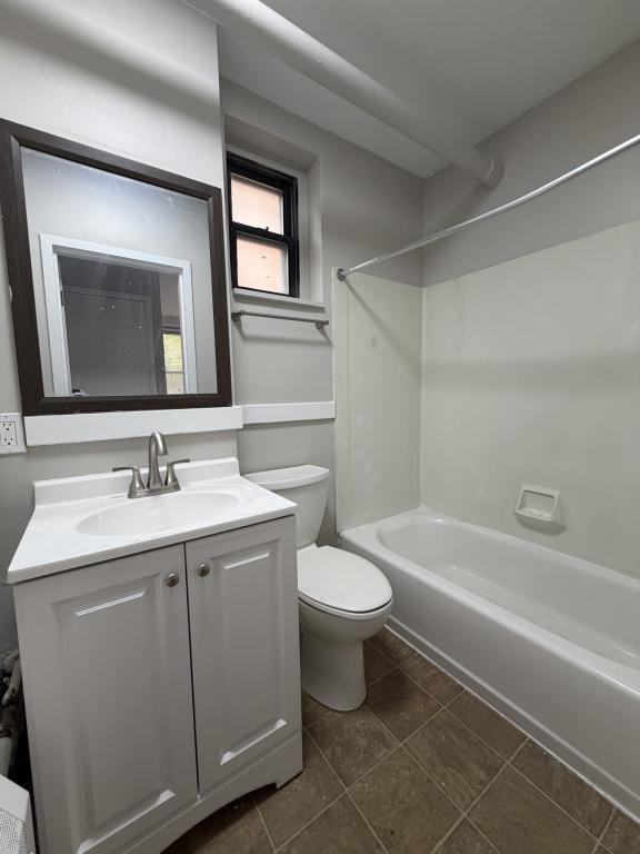 121 Locust St - Photo 4 of 18