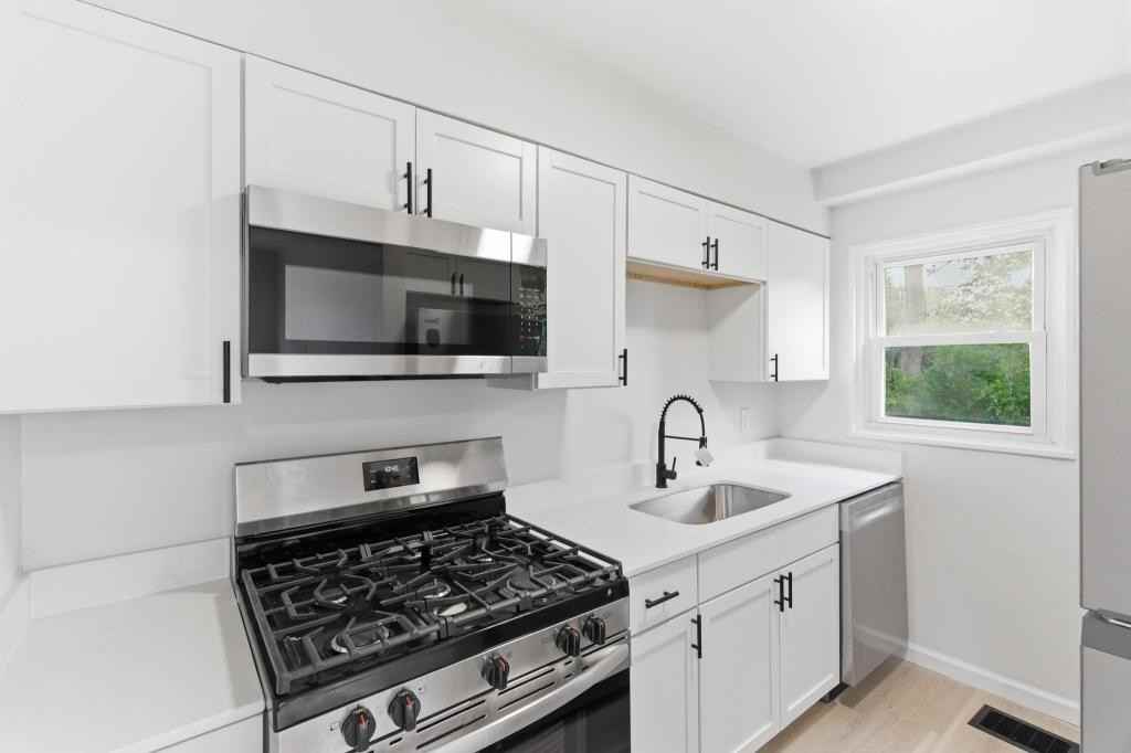 4466 Gatewood Pl - Photo 4 of 18