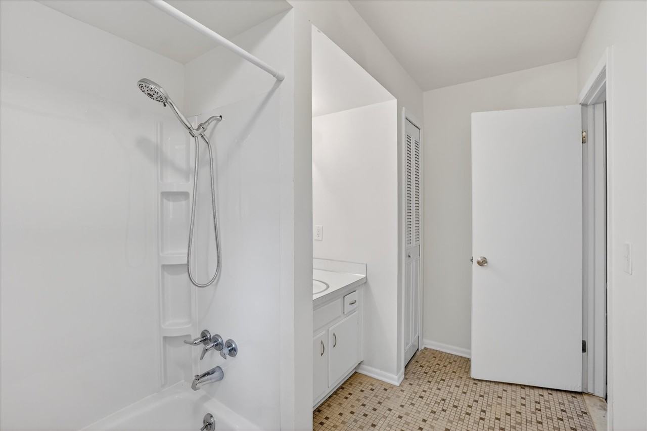 3502 Ridgecliffe Dr #2 - Photo 4 of 19