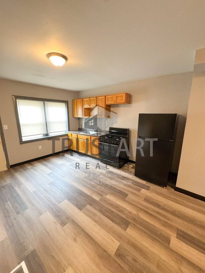 1533 S Allison St - Photo 2 of 10