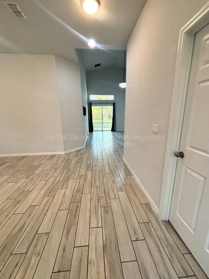 1214 Lake Blue Cir - Photo 2 of 9