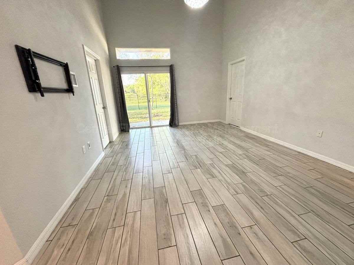 1214 Lake Blue Cir - Photo 3 of 9