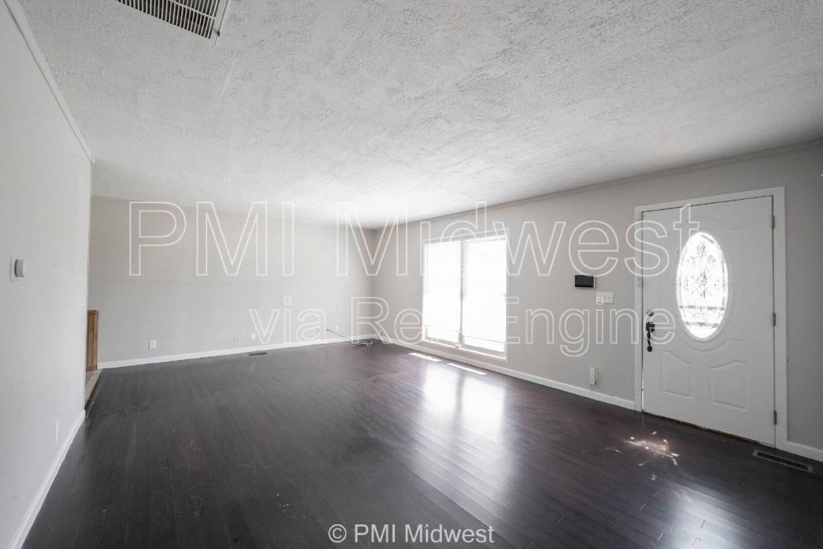 3926 Malibu Dr - Photo 3 of 10