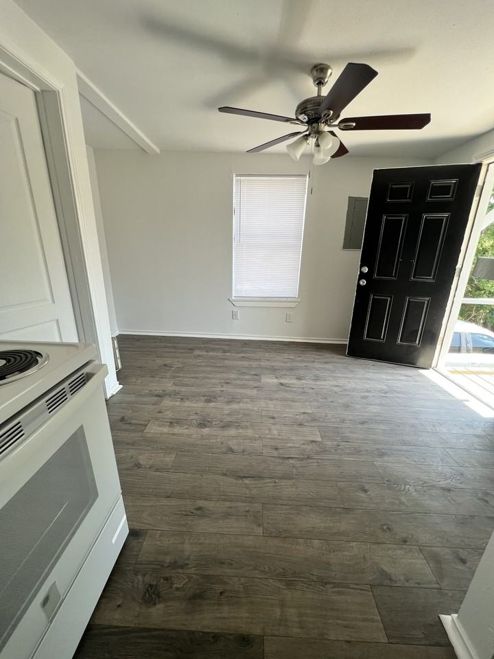 303 W Richard Ave #6 - Photo 2 of 6