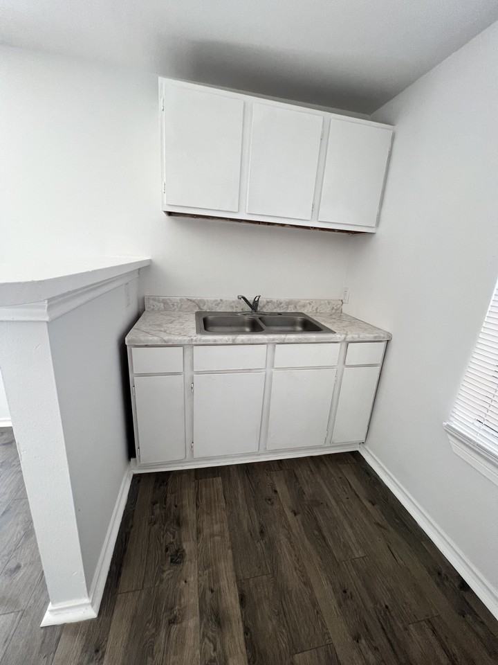 303 W Richard Ave #6 - Photo 3 of 6