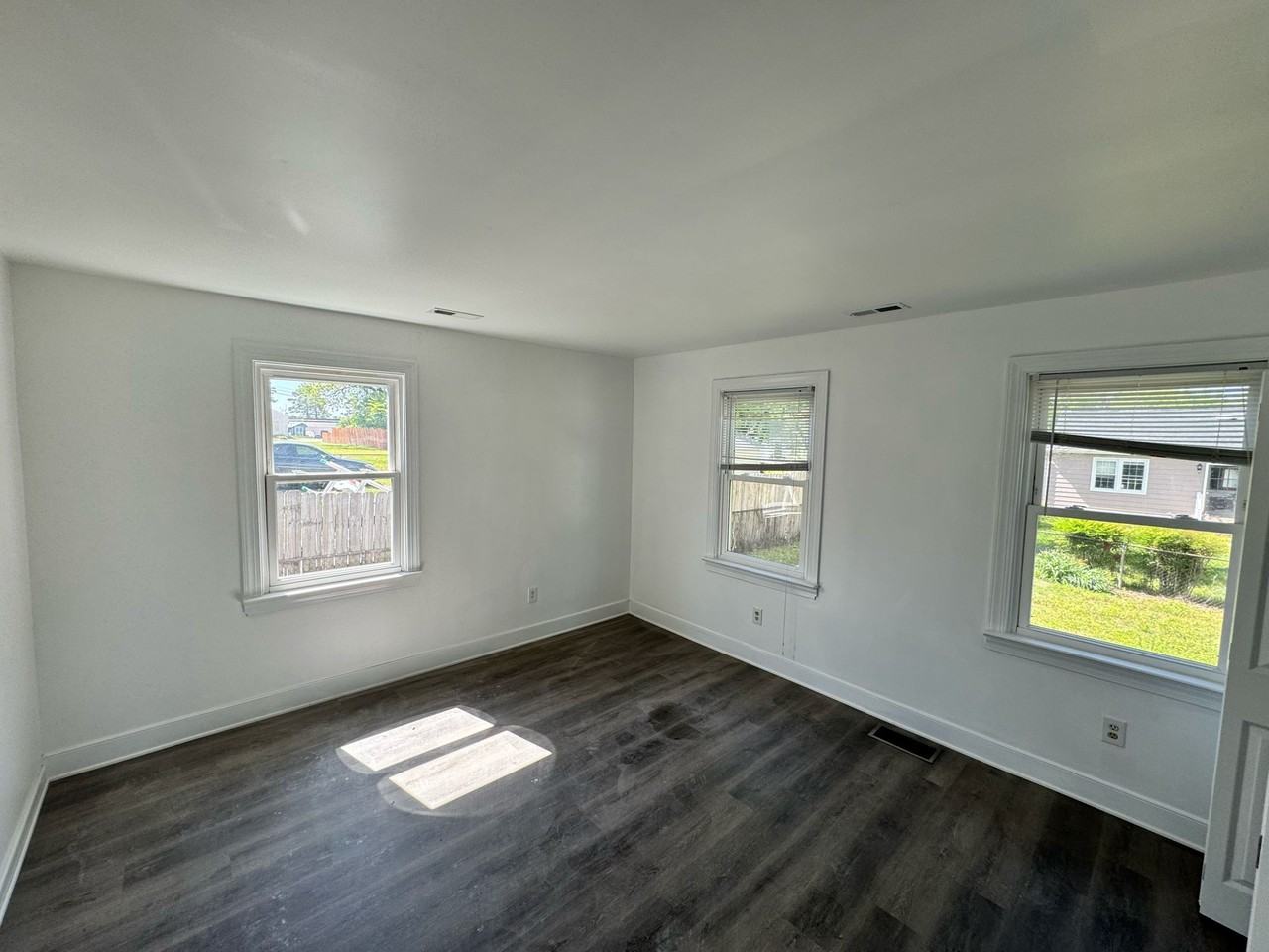 2922 Lincoln Ave - Photo 5 of 6