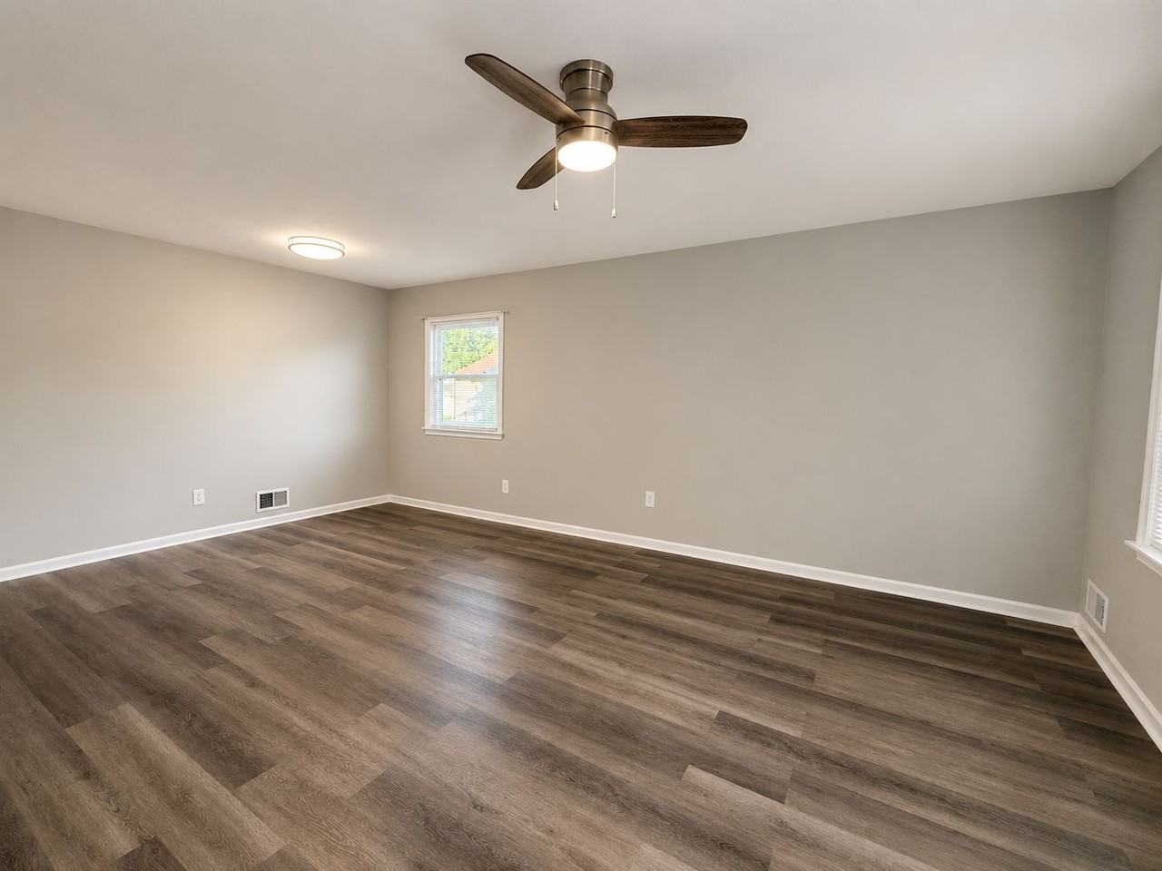 5306 Senator Ln - Photo 3 of 12