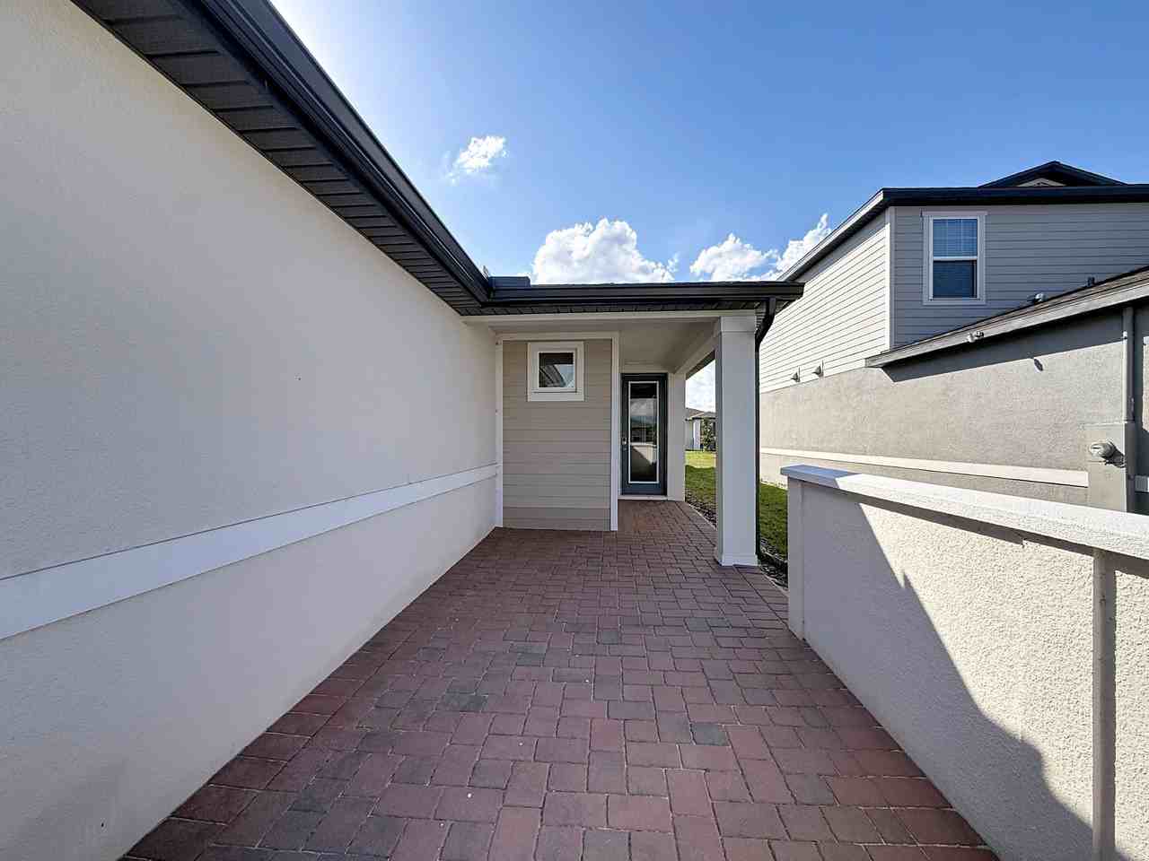 520 Kennedy Dr - Photo 3 of 11