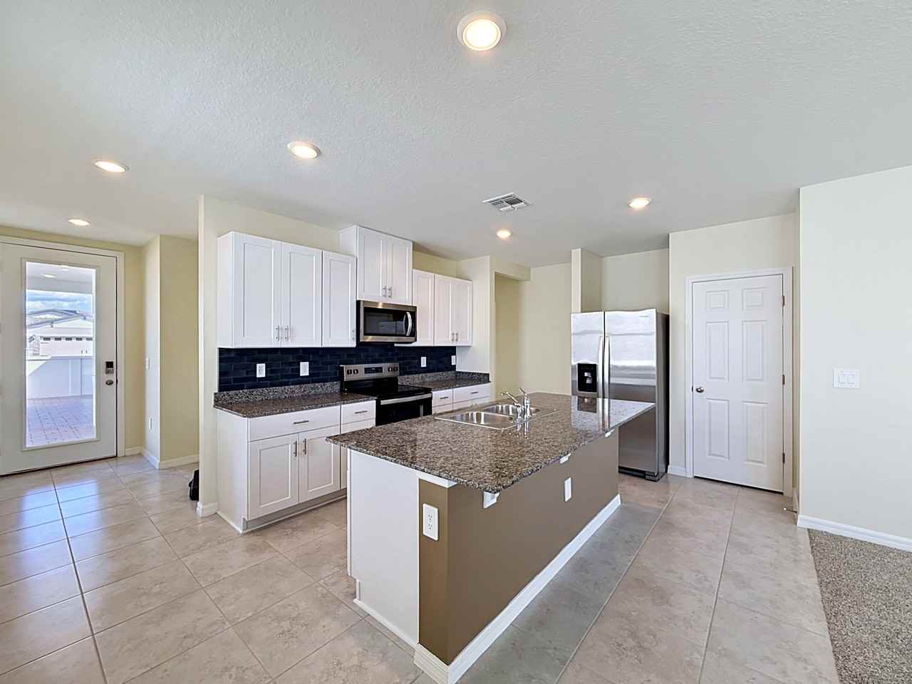 520 Kennedy Dr - Photo 4 of 11
