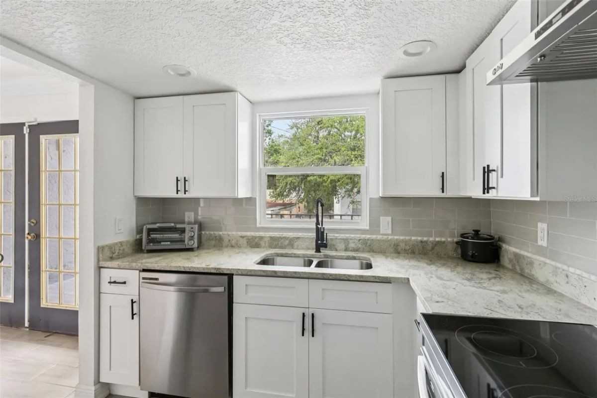 170 E Davis Blvd - Photo 4 of 14