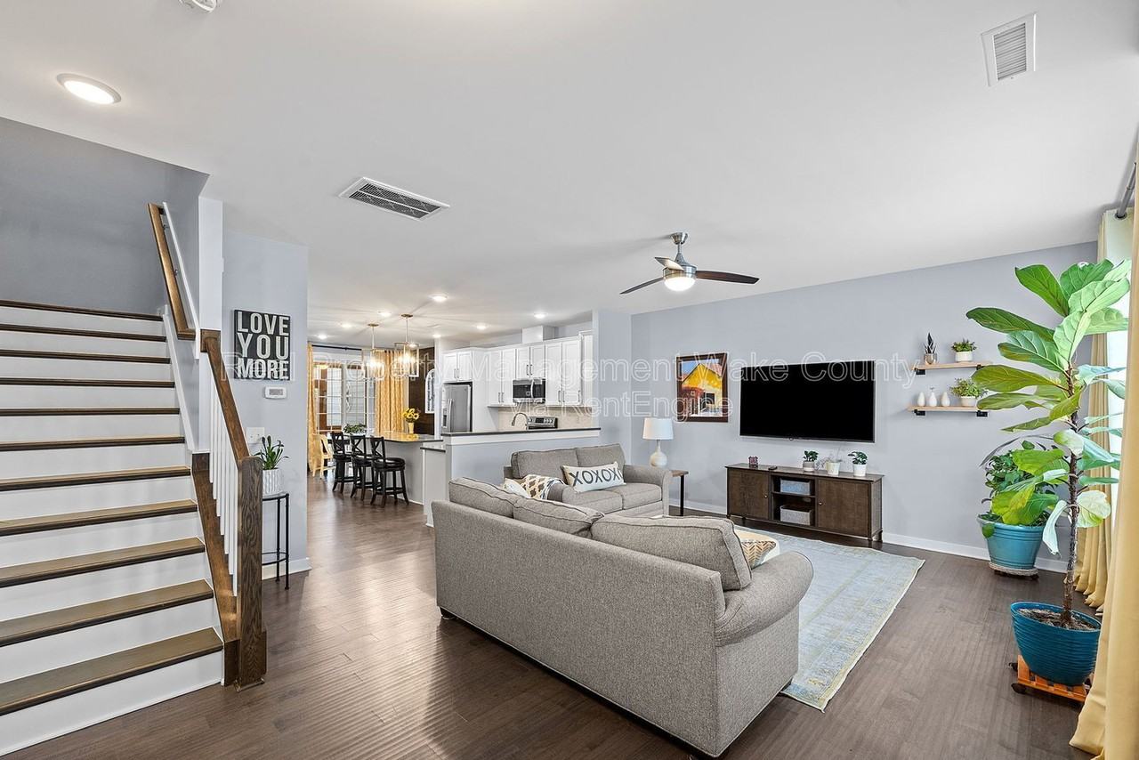 410 Triumph Ln - Photo 3 of 50