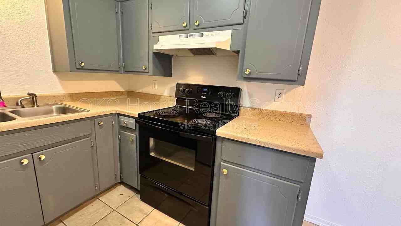 703 Ne 26th St #4 - Photo 4 of 15