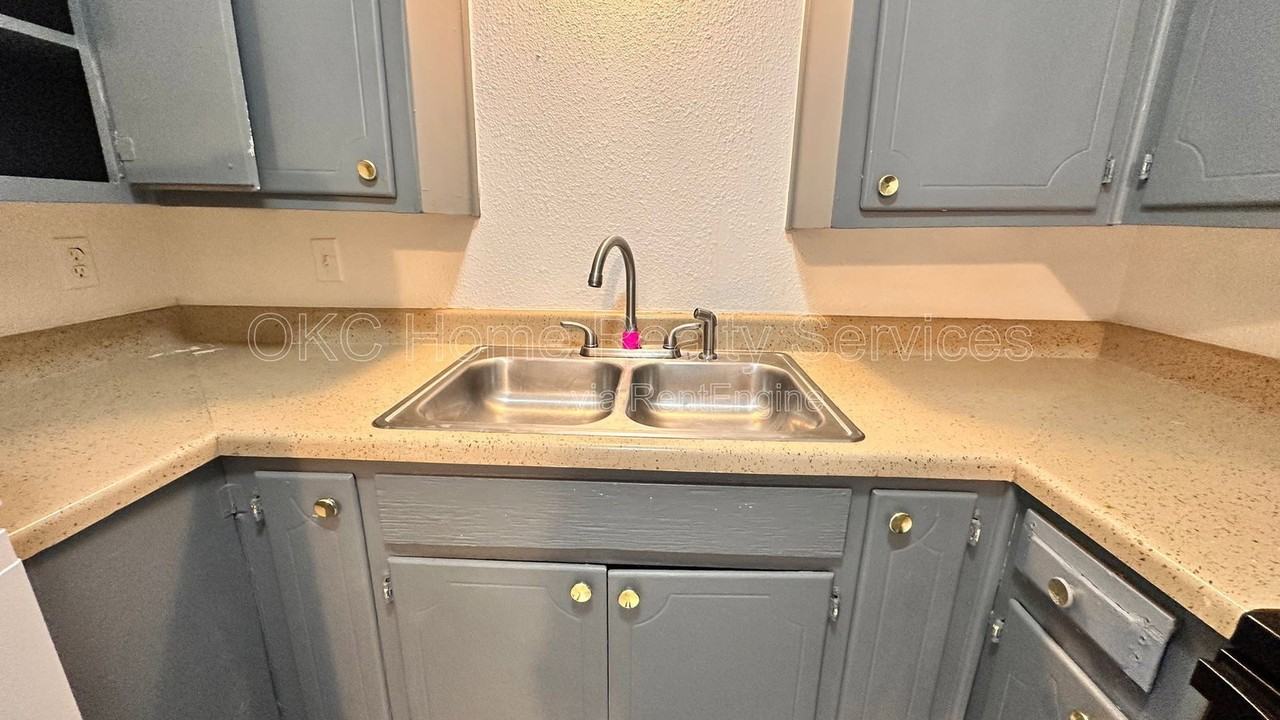703 Ne 26th St #4 - Photo 5 of 15