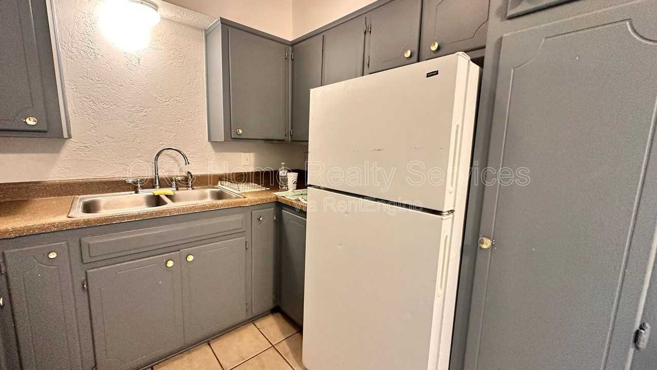 714 Ne 27th St #4 - Photo 6 of 18