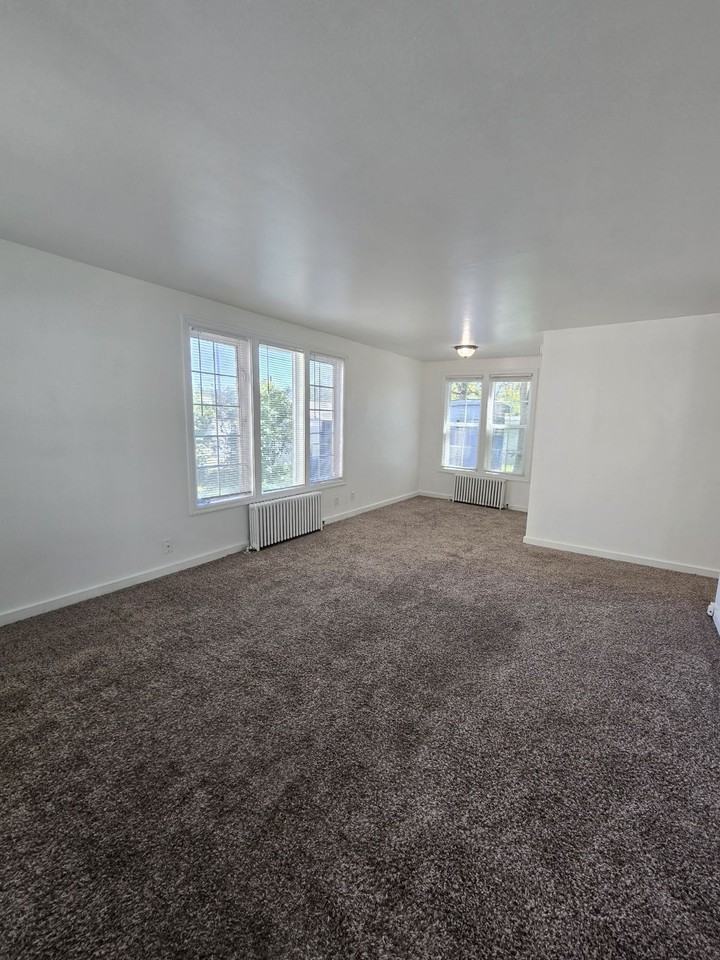 449 Ne Winchester St - Photo 3 of 19