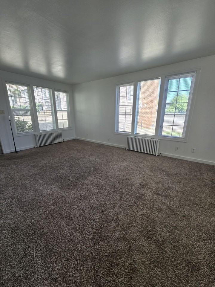 449 Ne Winchester St - Photo 6 of 19