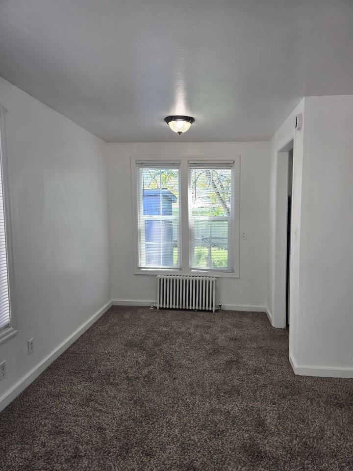 449 Ne Winchester St - Photo 7 of 19
