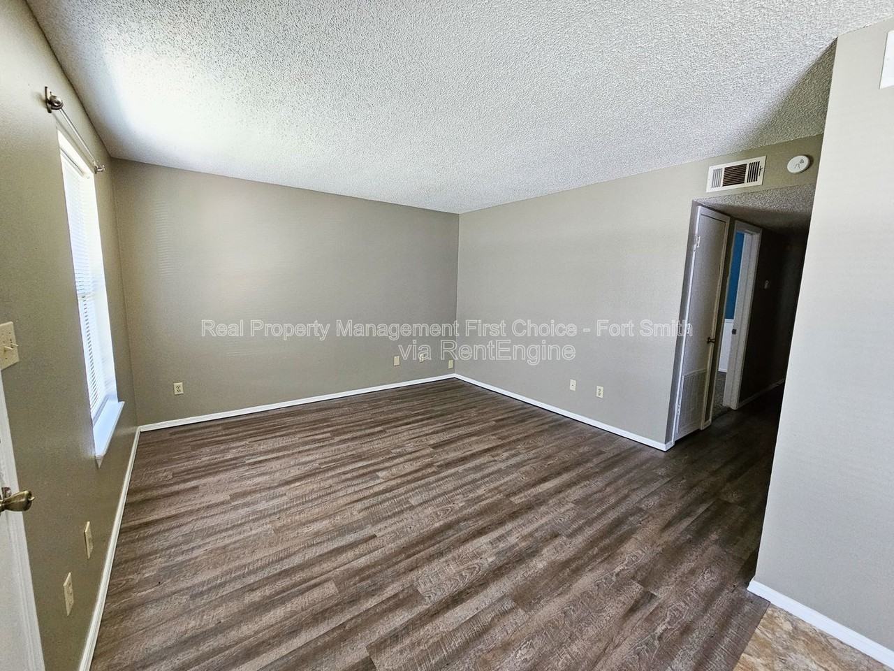 6719 Independence St - Photo 2 of 14