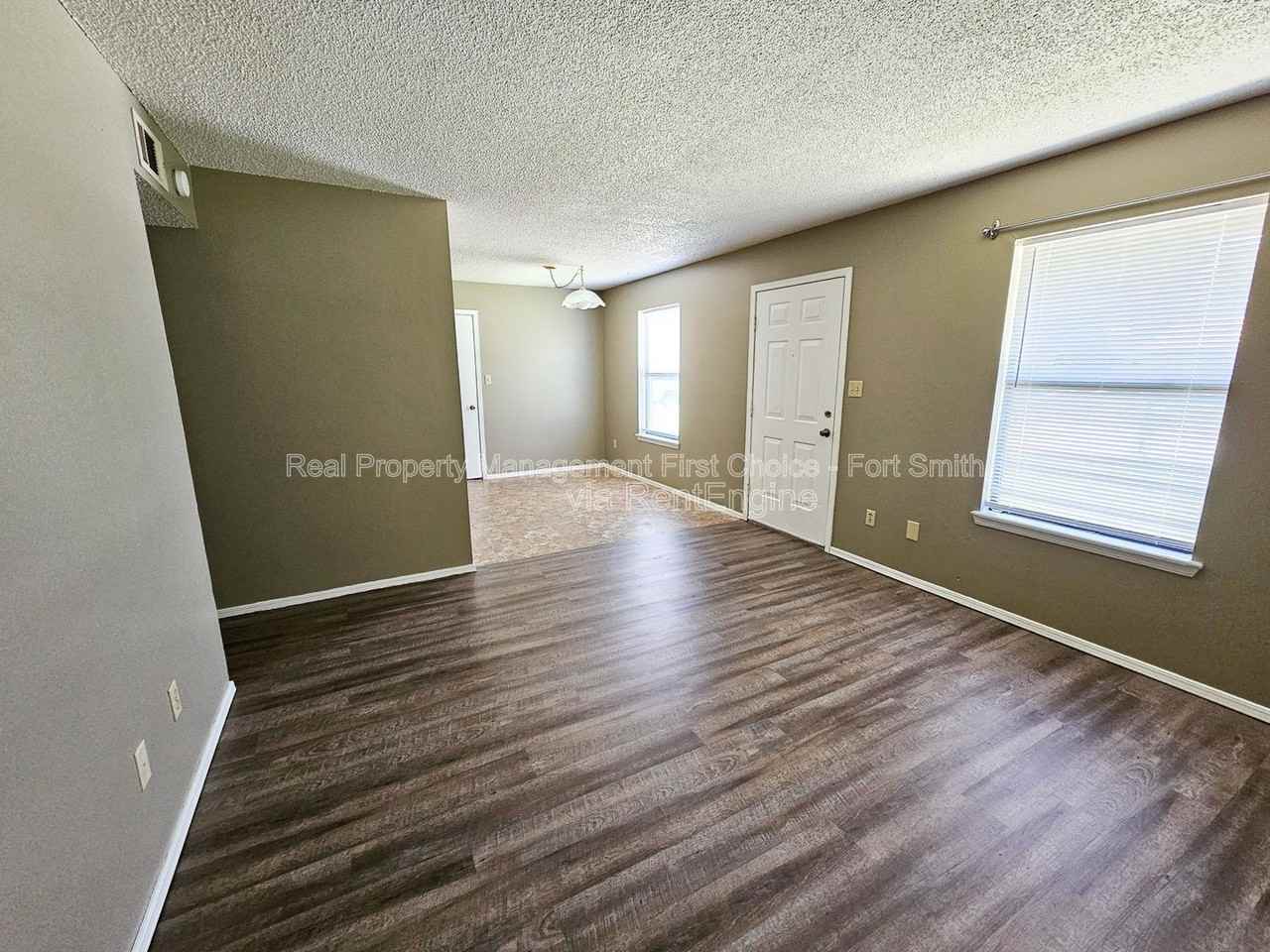 6719 Independence St - Photo 3 of 14