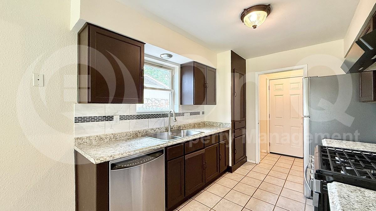 509 Greenway Dr - Photo 4 of 20