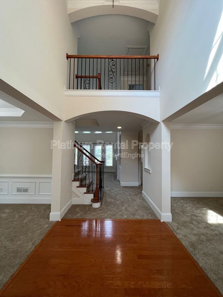 5520 Viewpoint Ct - Photo 5 of 50
