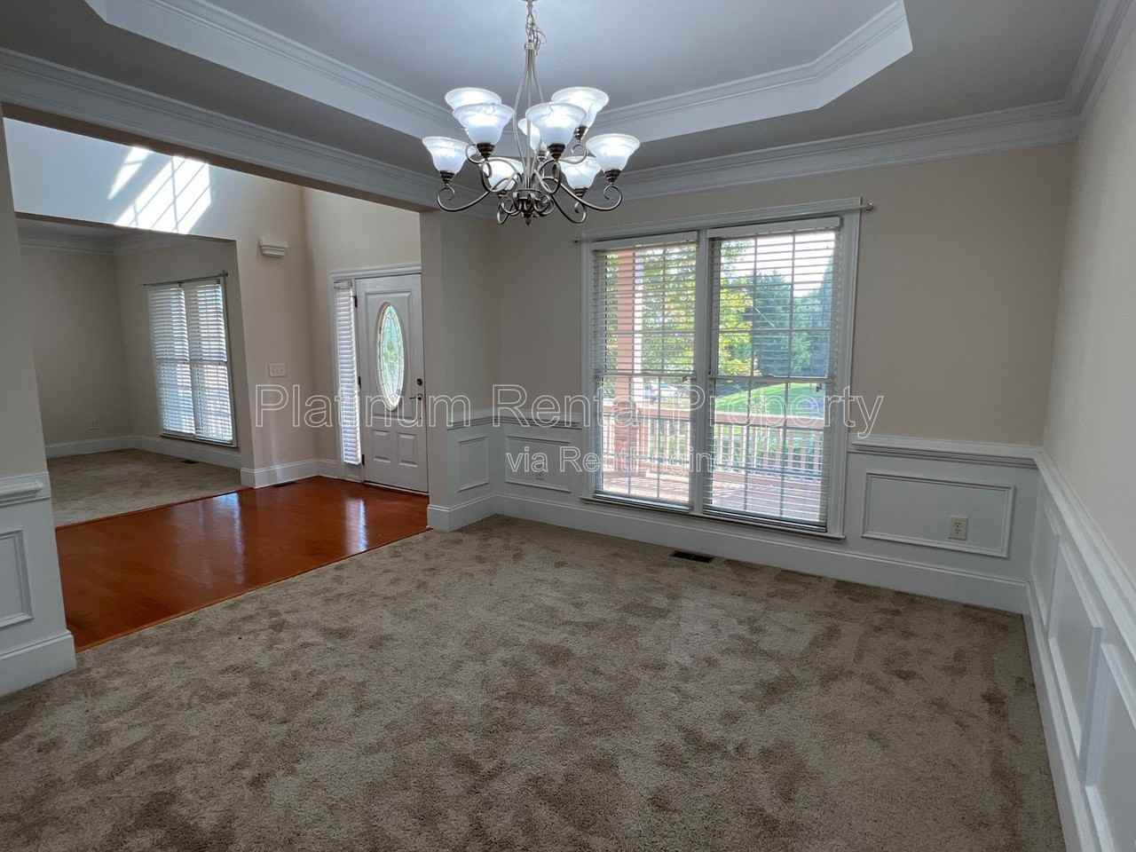 5520 Viewpoint Ct - Photo 6 of 50