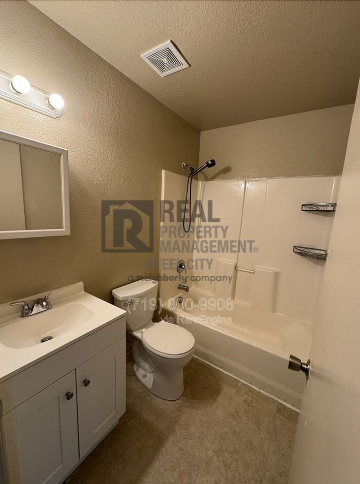 1717 Oakshire Ln #D - Photo 6 of 13