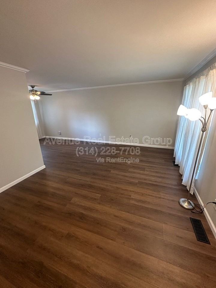 425 Westglen Village Dr - Photo 3 of 26