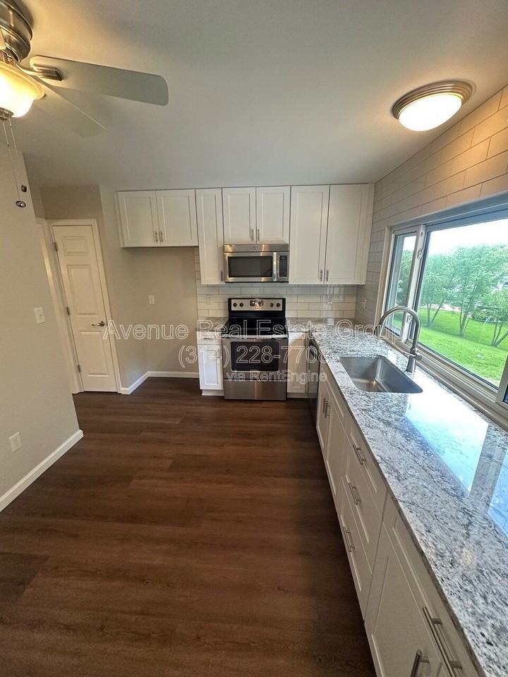 425 Westglen Village Dr - Photo 5 of 26