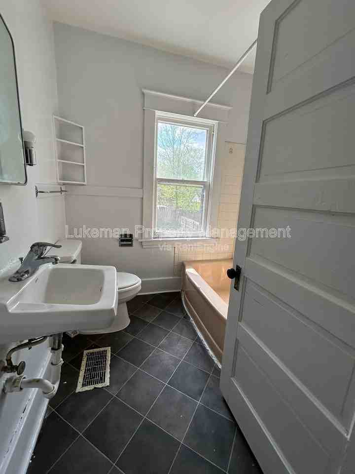 1320 S Westnedge Ave #4 - Photo 6 of 7