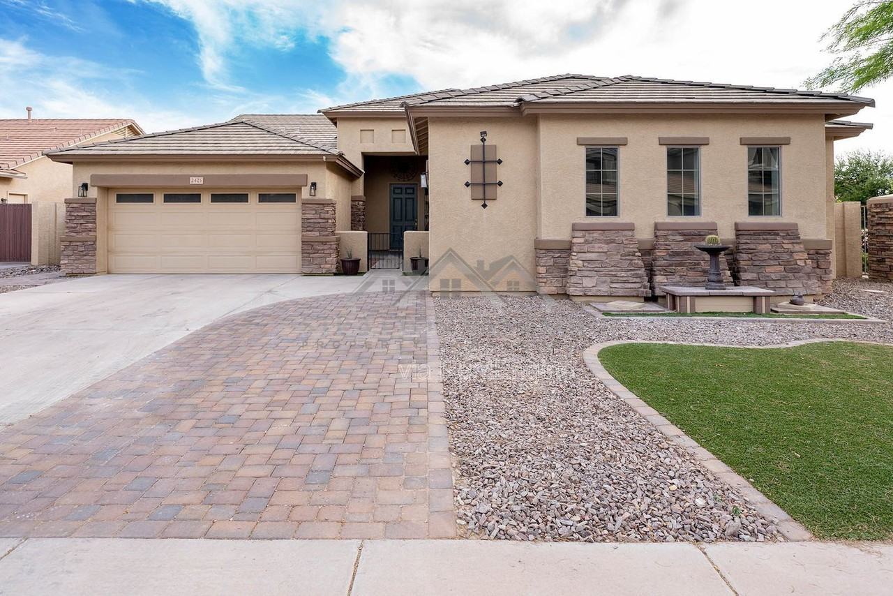 2425 E Redwood Ct