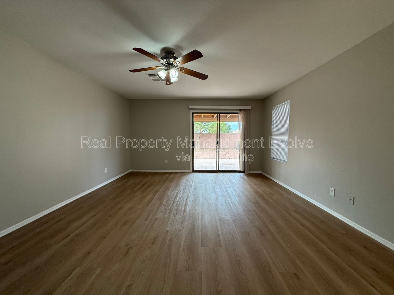 12438 W Hearn Rd - Photo 3 of 23