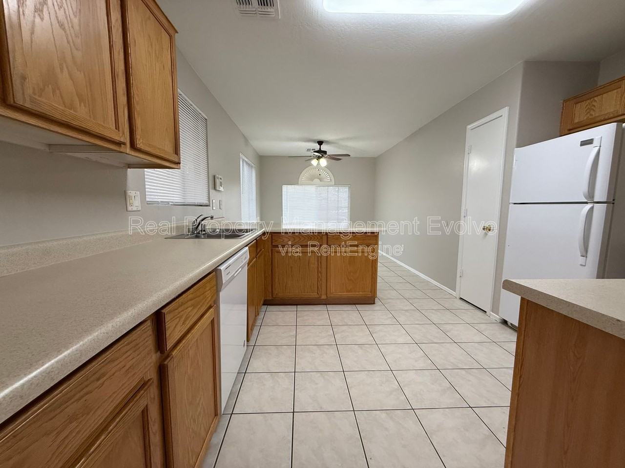 12438 W Hearn Rd - Photo 5 of 23