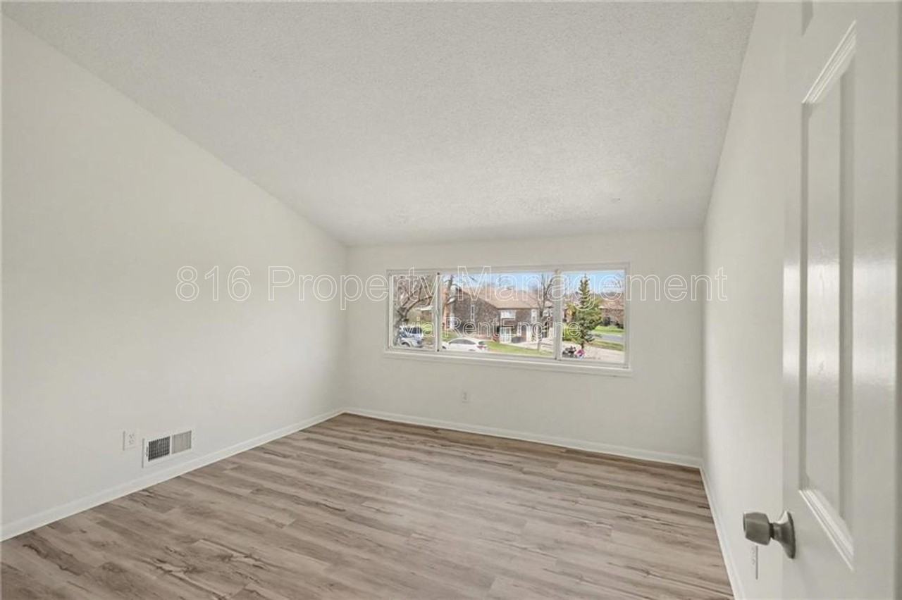 11220 College Ave - Photo 4 of 10