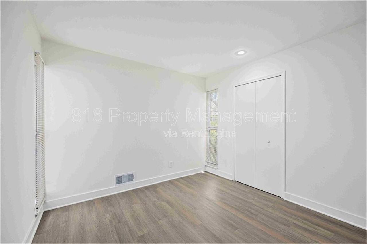 11220 College Ave - Photo 5 of 10