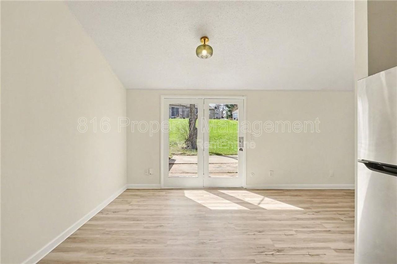 11220 College Ave - Photo 6 of 10