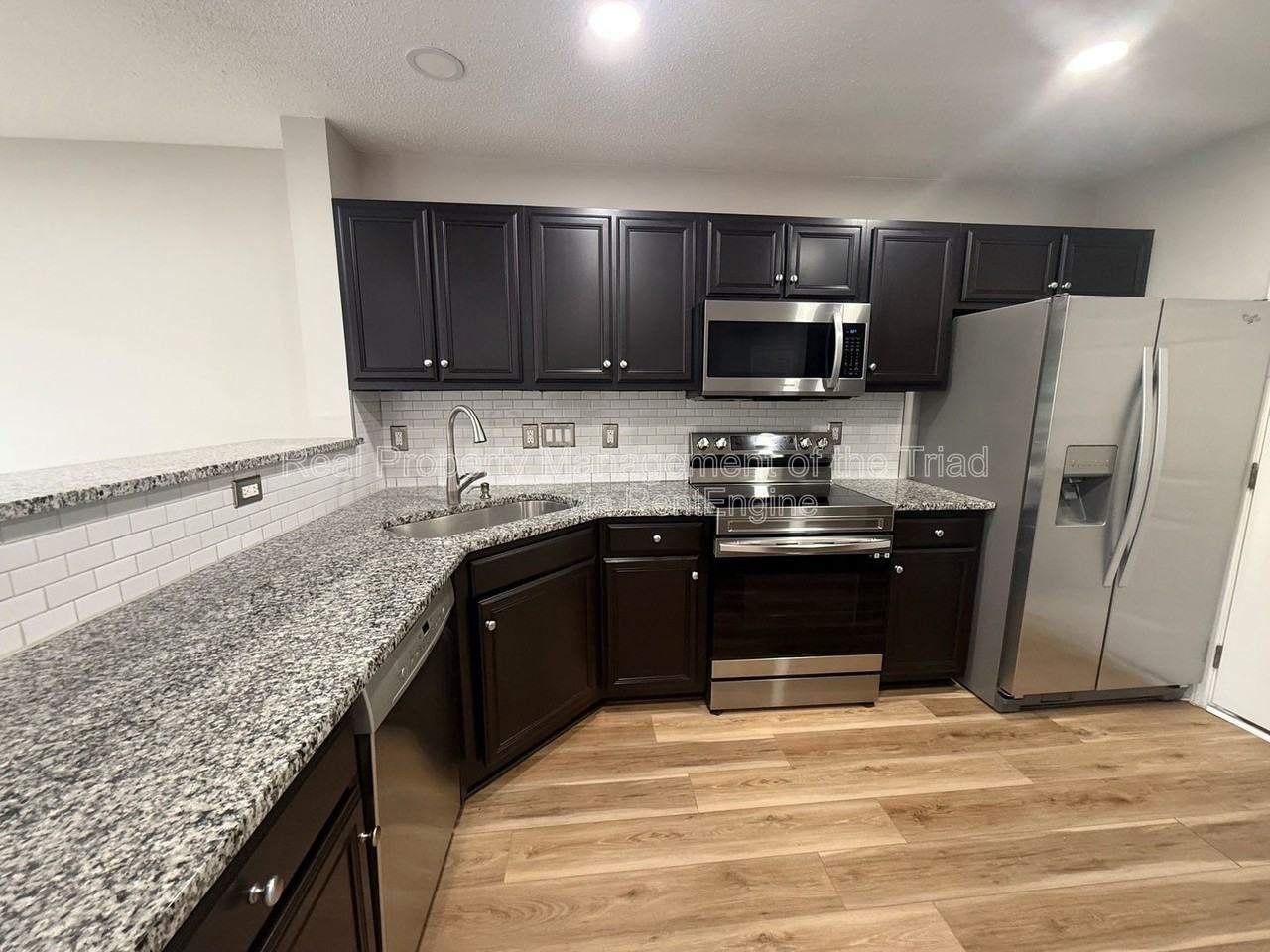 528 Oxford St - Photo 4 of 28